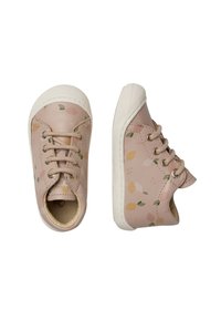 Scarpe in pelle rosa chiaro con motivo floreale, suole in gomma bianca, punta rotonda, e design con lacci caratterizzato da occhielli in tonalità oro.