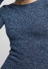 Maglione a maniche lunghe blu navy con accenti azzurri, caratterizzato da un motivo testurizzato e un collo rotondo. Design aderente.
