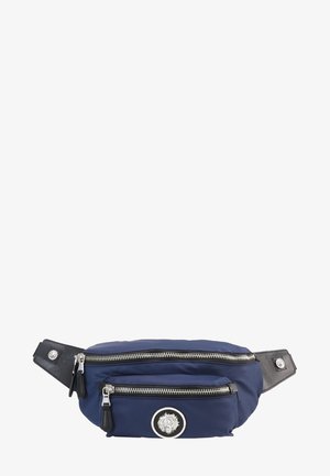 Sac banane bleu marine avec deux fermetures éclair argentées et un emblème circulaire de lion argenté sur la poche avant, fixé à des sangles en cuir noir avec boutons-pression.