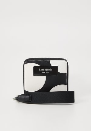 Μαύρο και λευκό πορτοφόλι με μοτίβο σε ορθογώνιο σχήμα, διαθέτει φερμουάρ, πλακέτα με επωνυμία και αποσπώμενο μαύρο λουράκι.