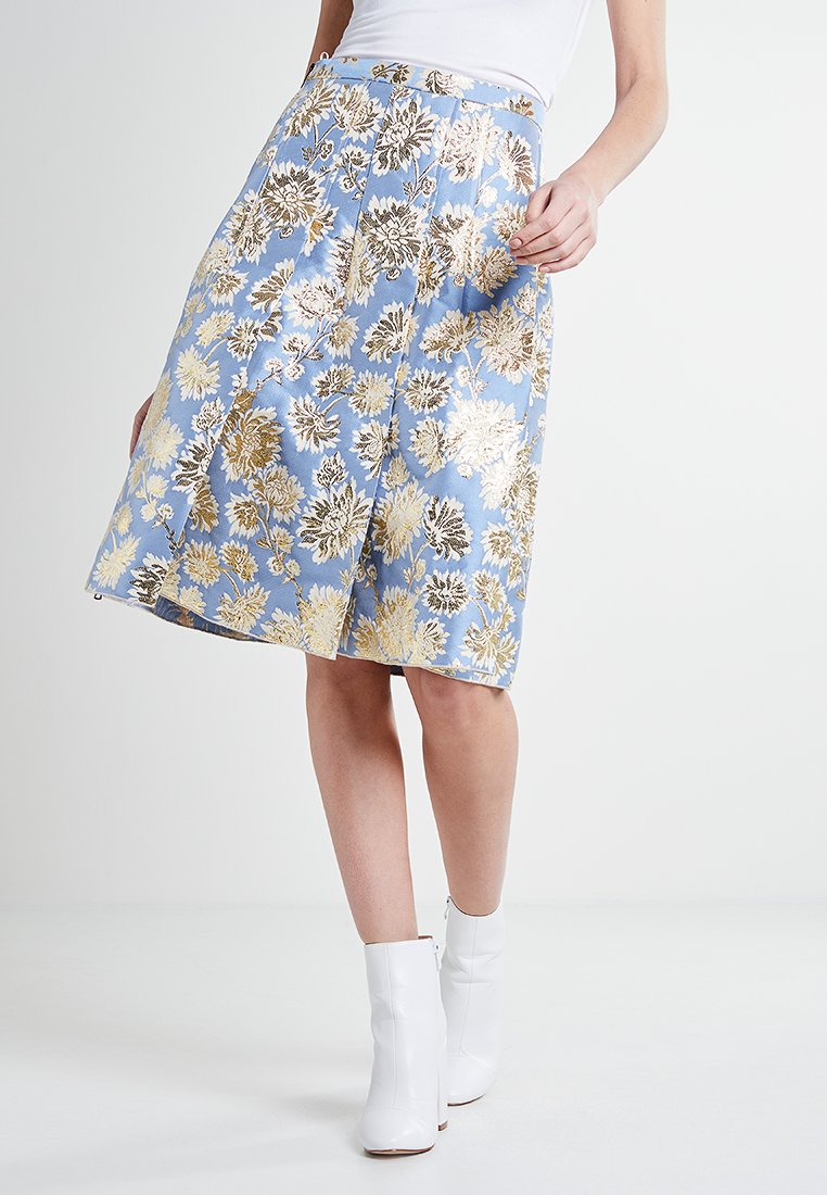 Fustă în formă de A