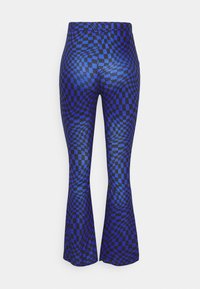 Leggings largas em padrão de tabuleiro de xadrez azul e preto, feitos de um material liso e elástico, com uma cintura elástica.