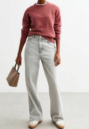 Suéter de punto rosa claro con cuello redondo, combinado con vaqueros de cintura alta y corte holgado en gris claro y un bolso beige. Se incluyen calzado casual.