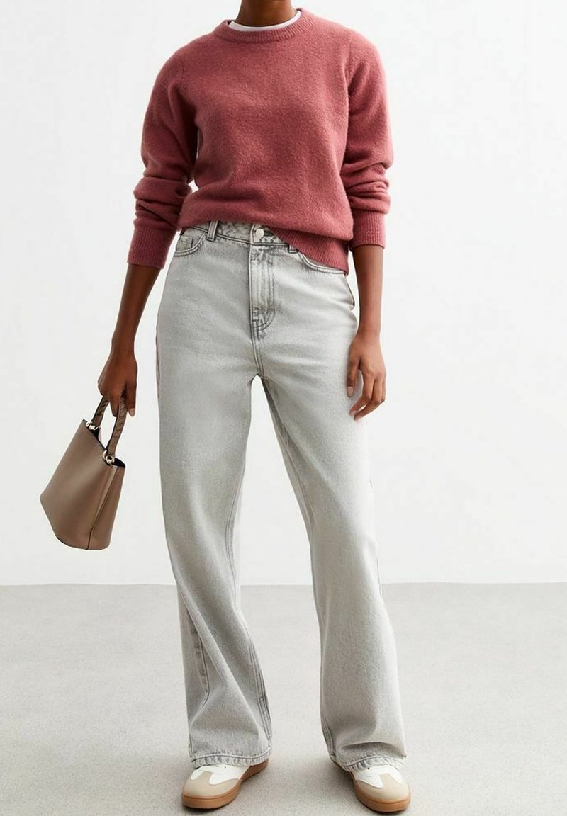 Ljusrosa stickad tröja med rund halsringning, kombinerad med högmidjade, löst sittande ljusgrå jeans och en beige handväska. Avslappnat skovalt ingår.