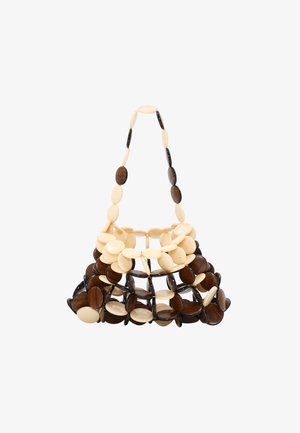 Vævet håndtaske lavet af skiftevis brune og cremefarvede cirkulære skiver, med en struktureret form og et lukket håndtag til bæring.