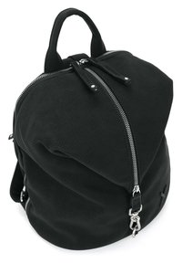 Sac à dos noir avec une surface texturée, une forme arrondie, deux zips et une poignée supérieure. Présente des accessoires en métal argenté et un design minimaliste.