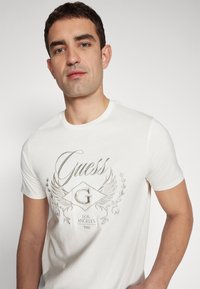 Guess Camiseta estampada - salt white