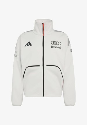 Weiße Jacke mit Reißverschluss und hohem Kragen, schwarzem Reißverschluss und Taschen, Adidas- und Audi Revolut-Logos sowie grauen Schulterstreifen.