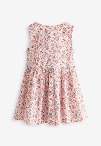 Kukall dress in vaaleanpunaisesta kankaasta, jossa on monivärisiä kukkia ja perhosia. Olkaimeton malli, jossa on kootut vyötärö ja levenevä hame.