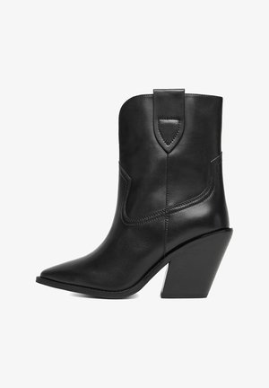 Schwarzer Cowboy-Stiefel aus Leder mit spitz zulaufender Spitze, dekorativer Naht, Zuglasche und schrägem Blockabsatz.