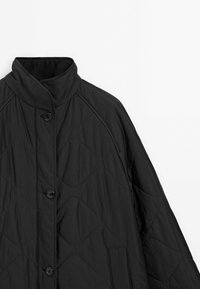 Veste matelassée noire avec col montant, fermeture à boutons, manches longues et poches latérales, présentée sur un fond blanc.