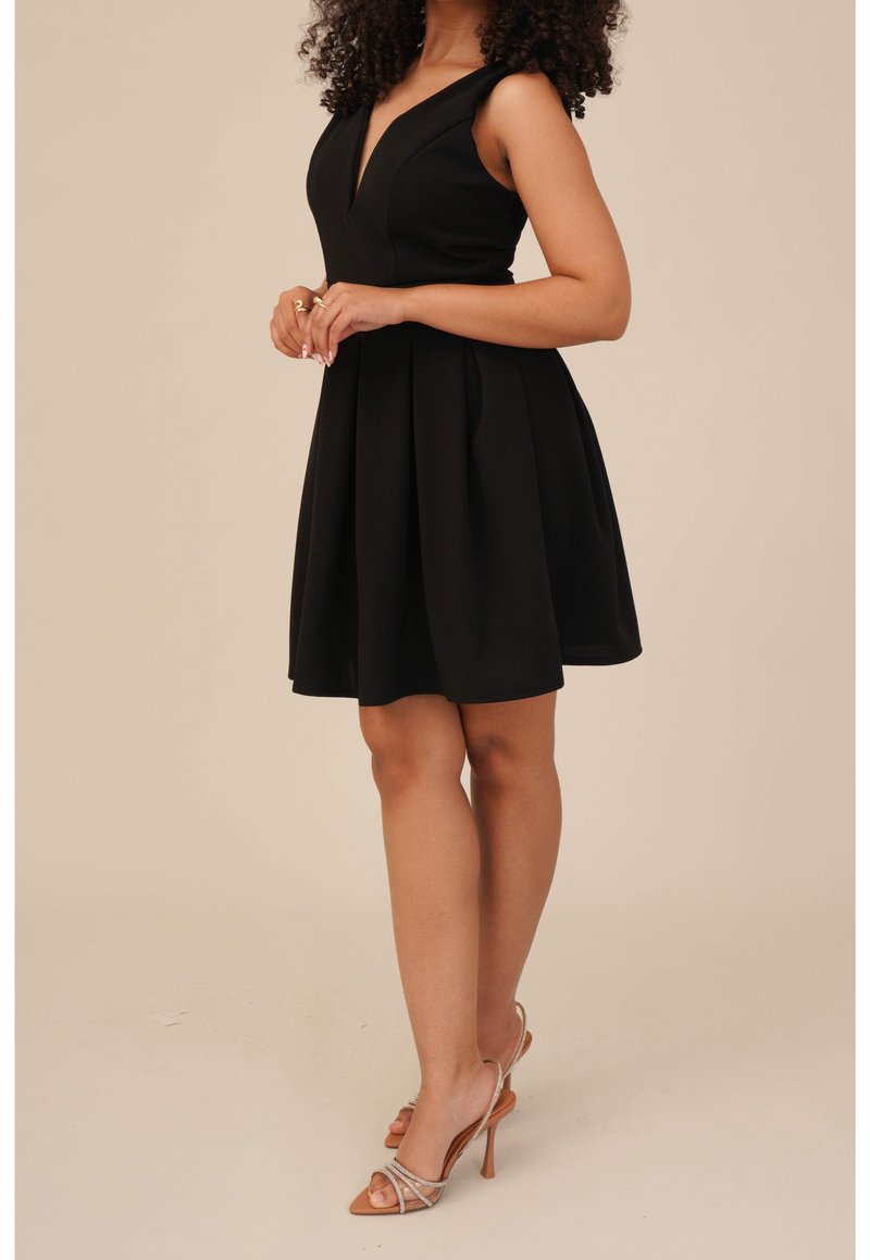 prom dress 90s inspired Karen Kane Women's Petites Scoop Neck A Line Dress - Black