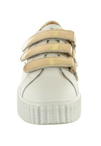 Witte leren sneaker met drie metallic gouden klittenbandsluitingen, een gestructureerde witte rubberen zool en subtiele stiksels.