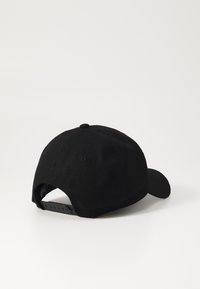Sort baseball cap lavet af blødt stof, med en buet skygge, justerbar snapback-lukning og en rund krone med en stofknap på toppen.