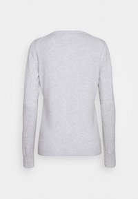 Szary sweter z długim rękawem i okrągłym dekoltem. Miękka dzianina, prążkowane ściągacze na rękawach i dole. Gładka faktura i jednolity wzór.