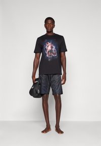 Venum TEKKEN POSTER SHIRT - Marškinėliai su spaudiniu - black
