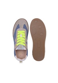 Sneakers z zamszu i materiału z beżowymi, niebieskimi i neonowo-zielonym akcentami. Teksturowana gumowa podeszwa z heksagonalnym wzorem, płaskie sznurowadła i pętla do zakładania.