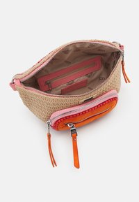 Sac tissé avec un extérieur beige, des accents roses et oranges, et un compartiment zippé. L'intérieur comprend des poches et une doublure en tissu.