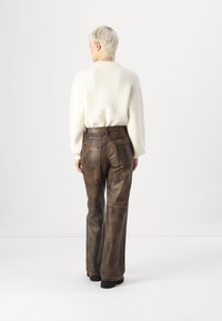 Rouge Edit VIBRAY TROUSER - Usnjene hlače - brown stone
