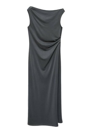 Vestido maxi drapeado en gris con escote off-shoulder, textura de tela suave y detalle fruncido en la cintura para una silueta fluida.