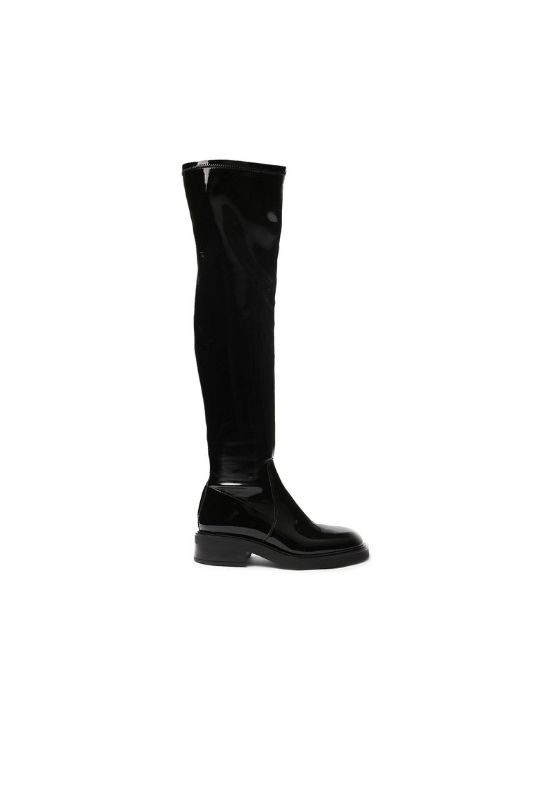 Botas negras hasta la rodilla en material brillante, con punta redonda, suela gruesa y construcción sin costuras en la parte de la pierna.