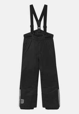 Pantaloni da neve neri con bretelle regolabili, chiusura a scatto, tasche frontali, polsini elasticizzati e dettagli riflettenti sulla parte inferiore delle gambe.