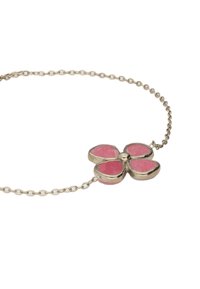 Collar de cadena de plata con un colgante de flor rosa que presenta cuatro pétalos, contorneados en plata. Textura suave con acabado brillante.