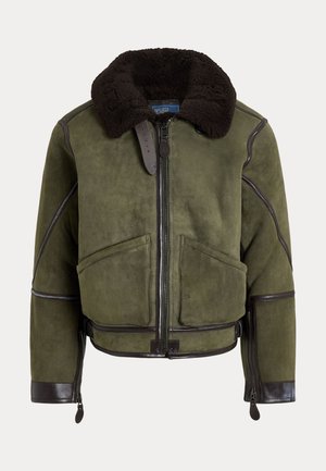 Veste bomber en daim vert olive avec grand col en shearling noir, fermeture éclair devant, deux poches et bordures en cuir sur les bords et les manches.