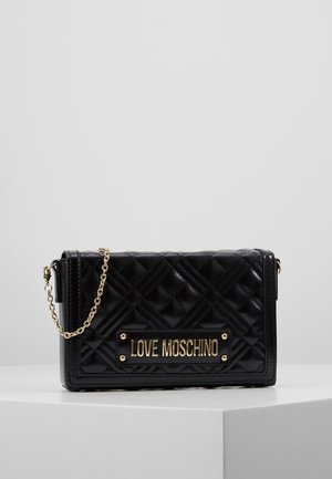 Zwarte doorgestikte leren schoudertas met gouden kettingriem en "LOVE MOSCHINO" plaatje aan de voorkant.
