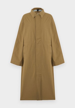 Trenci lung de culoarea cămilei, cu mâneci largi, buzunare frontale, guler clasic și nasturi ascunși pe partea din față.