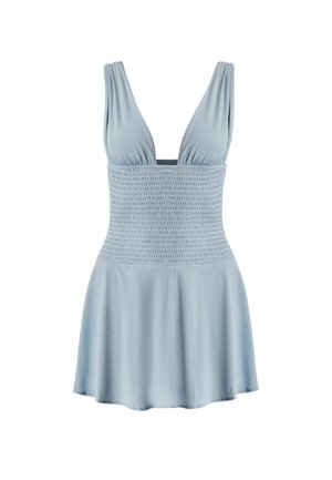 Vestito azzurro chiaro senza maniche con scollo profondo a V, corpetto arricciato aderente e gonna svasata, mostrato su sfondo bianco.