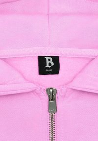 Pink zip-up hoodie med en sølvzipper. Har et blødt indre og et sort mærke mærket 'B large.' Simpelt design uden mønstre.