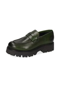 Mocasín de cuero verde oscuro con suela negra gruesa y detalle de correa sobre fondo blanco.