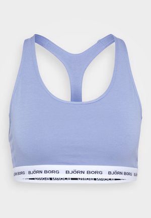 Top sportiv de culoare albastru deschis cu un design de tip racerback, realizat dintr-un material neted, având un tiv alb cu un logo text negru.