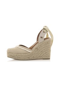 Wedge espadrille beige con suola in juta intrecciata. Presenta una tomaia in tessuto texturizzato, una cintura regolabile e un design con punta chiusa.
