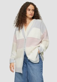 Leichter, gerippter Cardigan in sanften Weiß-, Pastellrosa- und Graustreifen. Mit V-Ausschnitt, Knopfverschluss und lockerem Schnitt sowie seitlichen Taschen.
