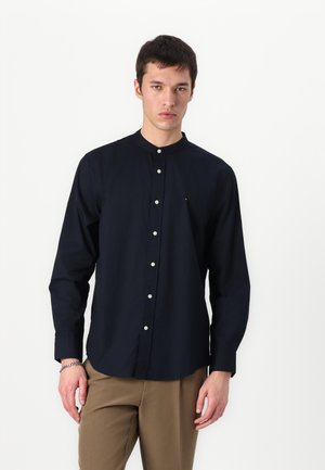 Tommy Hilfiger TH FLEX REGULAR FIT GRANDAD COLLAR SHIRT - Chemise - desert sky