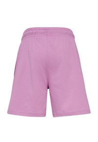 Shorts à taille élastique violet clair avec poches latérales, en tissu doux, montrés de dos sur fond blanc.