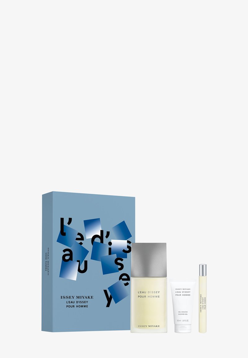 Issey Miyake L'Eau d'Issey pour Homme gaveesett inkluderer en parfymeflaske med sølvlokk, dusjgelé og reisestift, pakket i en blå eske.