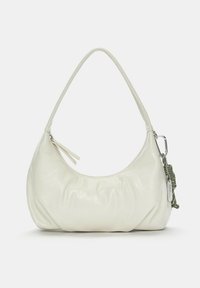 Weiße synthetische Handtasche mit runder Form, geraffter Textur, einem einzigen Schulterriemen und einem Akzent aus grünen Hardwareelementen.