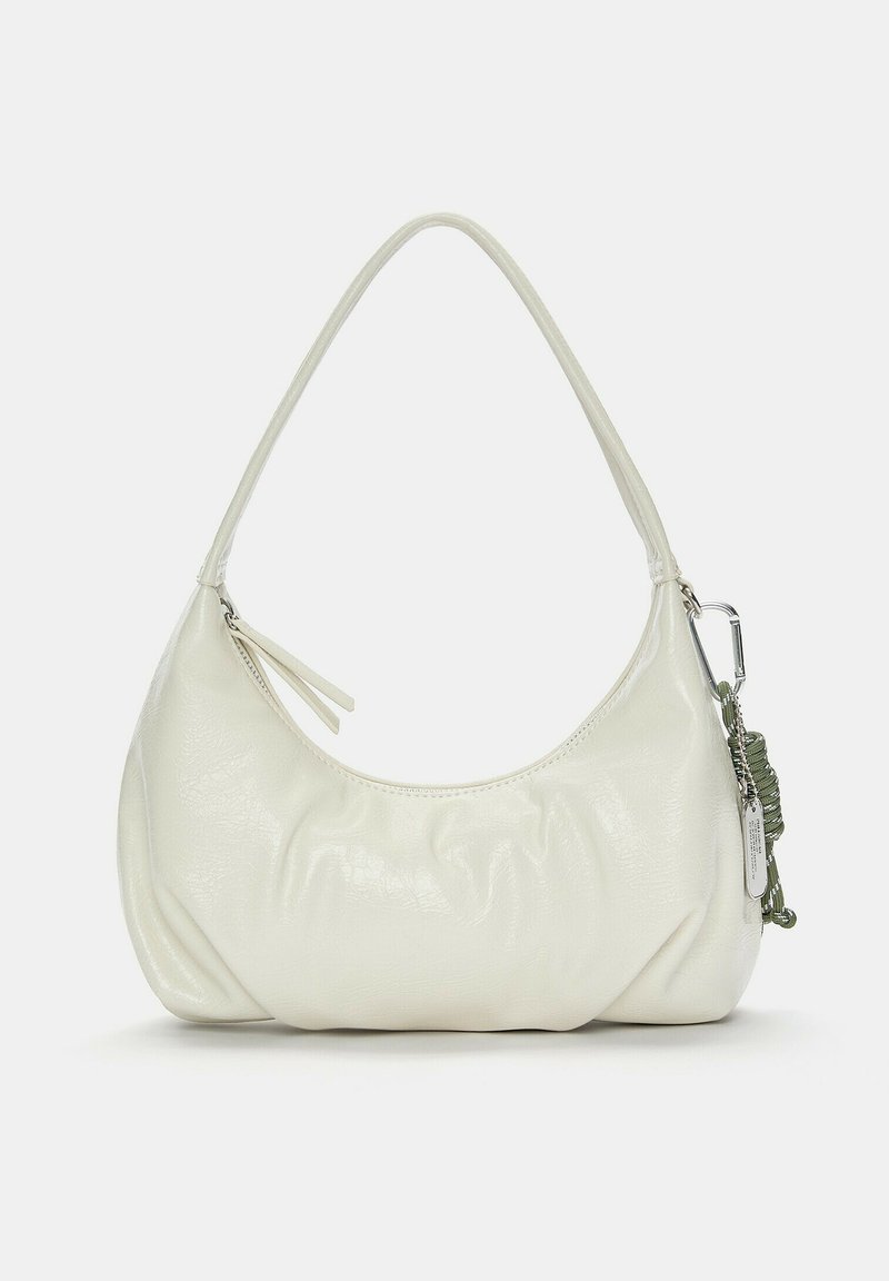 Bolso sintético blanco de forma redondeada, con textura fruncida, una sola correa para el hombro y un acento de metal verde.