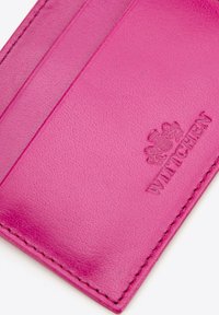 Różowy skórzany portfel na karty z teksturowaną powierzchnią, posiadający wiele kieszeni na karty oraz wytłoczone logo. Gładkie wykończenie i kontrastujące szwy.