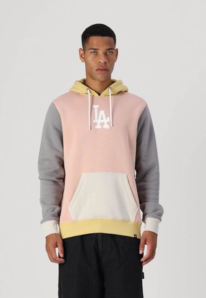 Sudadera con capucha de diseño en bloques de color rosa y gris, que presenta un logo blanco, un bolsillo frontal tipo canguro y una capucha con cordón amarillo.
