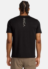 T-shirt nera a maniche corte con logo RVCA riflettente centrato sul retro, realizzata in morbido cotone, con una vestibilità classica.