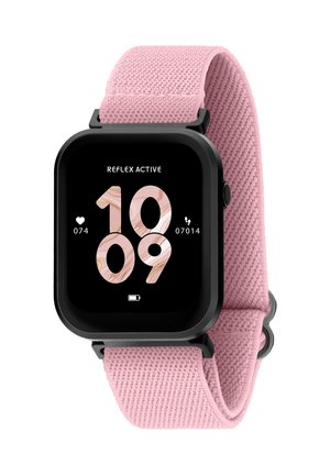 Montre intelligente avec un écran noir carré, un bracelet tissé rose, affichant l'heure et le rythme cardiaque. Présente un indicateur de batterie et un design minimaliste.