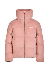 Różowa kurtka puchowa z materiału kordurojowego, z wysokim kołnierzem, zamek błyskawiczny z przodu i poziomymi pikowaniami. Miękka tekstura i luźny krój.