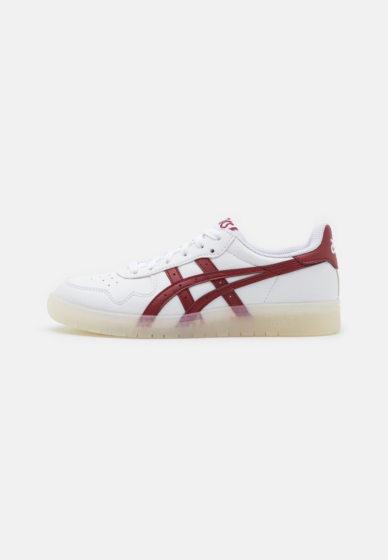 Baskets blanches basses avec des rayures rouges et un logo sur le côté, semelle translucide et lacets blancs, vues de côté extérieur.