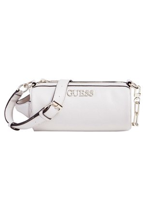 Sac bandoulière rectangulaire blanc Guess avec logo argenté, bandoulière réglable et détails en métal doré sur fond blanc.