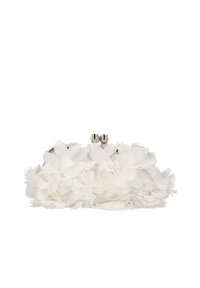 Bolso de mano floral blanco hecho de pétalos de tela, con un diseño fruncido y cierre de broche metálico plateado. Textura suave con acentos en capas.