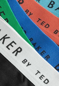 Elastične trake u zelenoj, plavoj, narančastoj i crnoj tkanini, s natpisom "BAKER BY TED" u kontrastnom printu.